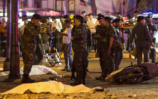 Bodies of victims are covered with white sheet as security forces and emergency workers gather at the scene of the blast in central Bangkok August 17, 2015. A bomb on a motorcycle exploded on Monday just outside a Hindu shrine in the Thai capital, killing 27 people, including foreign tourists, media reported, in an attack the government said was a bid to destroy the economy.   REUTERS/Athit Perawongmetha      TPX IMAGES OF THE DAY