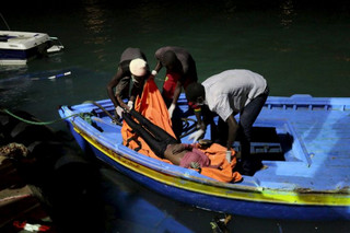 ATTENTION EDITORS - VISUAL COVERAGE OF SCENES OF DEATH OR INJURYMen carry the body of a dead migrant that was recovered by the Libyan coastguard after a boat sank off the coastal town of Zuwara, west of Tripoli, August 27, 2015. The boat packed with mainly African migrants bound for Italy sank off the Libyan coast on Thursday and officials said up to 200 might have died. Picture taken August 27, 2015. REUTERS/Hani AmaraTEMPLATE OUT