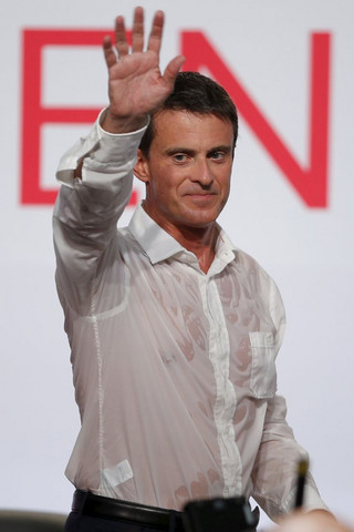 French Prime Minister Manuel Valls waves at the end of the Socialist Party's "Universite d'ete" summer meeting in La Rochelle, France, August 30, 2015. REUTERS/Stephane Mahe