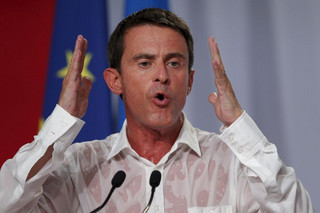 French Prime Minister Manuel Valls delivers a speech at the end of the Socialist Party's "Universite d'ete" summer meeting in La Rochelle, France, August 30, 2015. REUTERS/Stephane Mahe       TPX IMAGES OF THE DAY