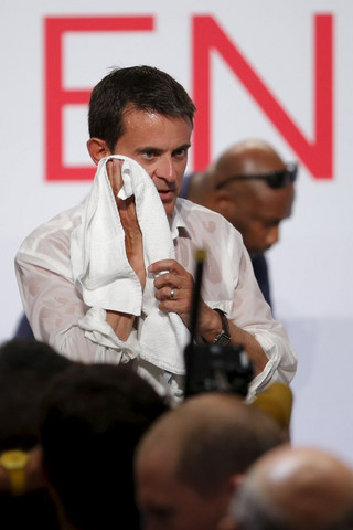 French Prime Minister Manuel Valls wipes with a towel at the end of the Socialist Party's "Universite d'ete" summer meeting in La Rochelle, France, August 30, 2015. REUTERS/Stephane Mahe