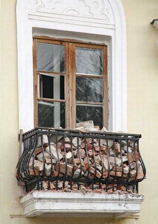 weird-balconies-19