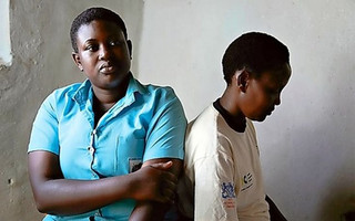Η Levine Mukasakufu, δεξιά, συμφιλιώθηκε με την έφηβη κόρη της Josiane Nizumfura, αριστερά, η οποία δοκίμασε να κάνει έκτρωση αφού βιάστηκε. 