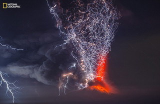 Το ηφαίστειο Calbuco της Χιλής είναι ένα από τα δέκα πιο επικίνδυνα στη χώρα. Τον Απρίλιο, ύστερα από 40 χρόνια αδράνειας, εξερράγη σκορπώντας 200 εκατομμύρια τόνους στάχτης. Φωτογραφία: Francisco Negroni