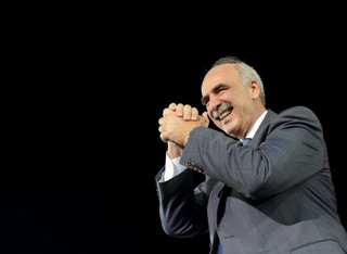 Conservative New Democracy leader Vangelis Meimarakis gestures to supporters during their closing election rally in central Athens, Greece, September 17, 2015. The outcome of Sunday's Greek national election looks more uncertain than ever after the country's two dominant politicians ruled out working with each other and apparently failed to sway undecided voters in a final televised debate.  REUTERS/Michalis Karagiannis