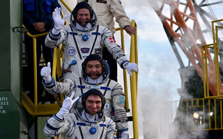 Kazakhstan's cosmonaut Aydyn Aimbetov (C), Russian cosmonaut Sergei Volkov and Denmark's astronaut Andreas Mogensen from the European Space Agency (top) wave as they board the Soyuz TMA-18M spacecraft at the Russian-leased Baikonur cosmodrome early 7 September 2, 2015.  REUTERS/Kirill Kudryavtsev/Pool       TPX IMAGES OF THE DAY