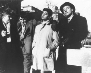 (Από αριστερά προς τα δεξιά): Λούσιεν Καρ, Τζακ Κέρουακ, Άλεν Γκίνσμπεργκ και Γουίλιαμ Μπάροουζ, στο Πανεπιστήμιο Κολούμπια 1945