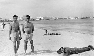 Από αριστερά προς τα δεξιά, ο Πίτερ Ορλόβσκι ο Τζακ Κέρουακ και ο Ο Ουίλιαμ Μπάροουζ στην παραλί της Ταγγέρης, Μαρόκο 1957. Φωτογραφία : Allen Ginsberg Corbis