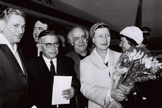 O Jean Paul Sartre  με τη σύντροφό του και συγγραφέα Simone de Beauvoir φτάνοντας στο Ισραήλ 