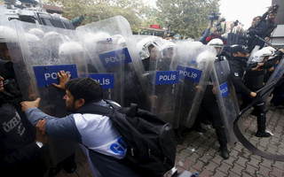 Demonstrators are stopped by the police during a protest against Saturday's Ankara bombings, in Istanbul, Turkey, October 13, 2015. Turkey's government said on Monday Islamic State was the prime suspect in suicide bombings that killed at least 97 people in Ankara, but opponents vented anger at President Tayyip Erdogan at funerals, universities and courthouses. REUTERS/Osman Orsal