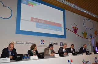 Πάνελ ομιλητών (από αριστερά) - κ. Σπύρος Φωκάς, Αντιπρόεδρος της ΟΠΑΠ ΑΕ, κα. Μαριόγκα Φραγκάκη, Πρόεδρος του Νοσοκομείου «Παναγιώτη και Αγλαΐας Κυριακού», κ. Ανδρέας Ξανθός, Υπουργός Υγείας, κ. Καμίλ Ζίγκλερ, Πρόεδρος και Διευθύνων  Σύμβουλο της ΟΠΑΠ, κ. Εμμανούηλ Παπασάββας, κοινός Διοικητής των Διασυνδεόμενων Νοσοκομείων, Πετρ Ματεγόφσκυ, Γενικός Δ/ντης Μάρκετινγκ της ΟΠΑΠ