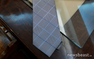 Η γραβάτα που «έντυσε» το προσωπικό στο Λούβρο