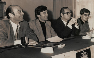 1969: Πρες Κόνφερανς για τον δίσκο "ΝΑ 'ΤΑΝΕ ΤΟ '21" . Aπό αριστερά Δημήτρης Νικολαΐδης, Γιώργος Νταλάρας, Σταύρος Κουγιουμτζής και η Σώτια Τσώτου