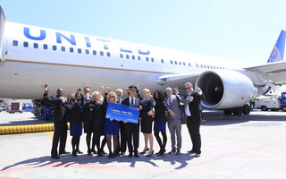 Το πλήρωμα της United Airlines, πτήση UA125, σε εορταστική φωτό με αφορμή την έναρξη της απευθείας πτήσης Αθήνα – Νέα Υόρκη / Newark (26 Μαΐου)
