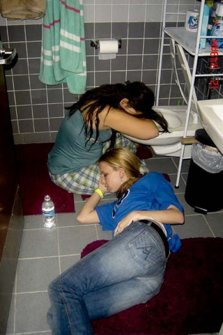 funny-fun-lol-drunk-girls-in-toilet-pics-images-photos-pictures-bajiroo-10