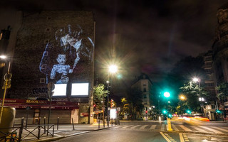 julien-nonnon-digital-street-art-paris-couples-kissing-designboom-015