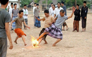 students-play-fire-football-at-the-boarding-school-lirboyo-