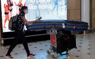 Ταξιδιώτης με βαλίτσες στο αεροδρόμιο του Σίδνεϊ