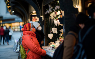 Πολίτες με μάσκες σε χριστουγεννιάτικη αγορά στη Βιέννη