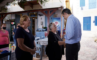 Ο πρωθυπουργός στη Χάλκη μιλάει με κατοίκους