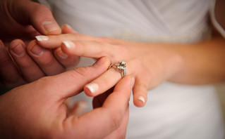 Γυναικείο χέρι με μονόπετρο δαχτυλίδι