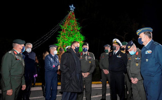 Παρουσία του υπουργού Εθνικής Άμυνας φωταγωγήθηκε το χριστουγεννιάτικο δέντρο στο στρατόπεδο Παπάγου