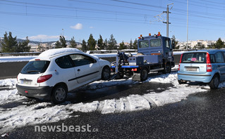 Εκατοντάδες αυτοκίνητα παραμένουν κολλημένα στο χιόνι στην Αττική Οδό