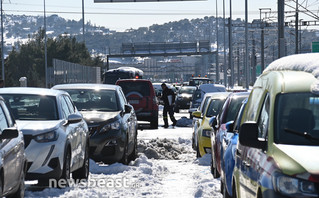 Εκατοντάδες αυτοκίνητα παραμένουν κολλημένα στο χιόνι στην Αττική Οδό