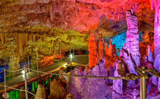Χρωματιστός διάκοσμος στο σπήλαιο του Σφενδόνη