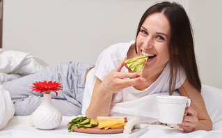Γυναίκα τρώει αβοκάντο