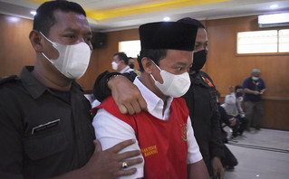 Ο δάσκαλος Χέρι Γουιραγουάν από την Ινδονησία στο δικαστήριο