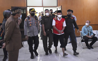 Ο δάσκαλος Χέρι Γουιραγουάν από την Ινδονησία στο δικαστήριο
