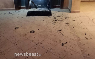 Έκρηξη εμπρηστικού μηχανισμού στην είσοδο πολυκατοικίας όπου διαμένει δημοσιογράφος του ΣΚΑΪ