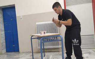 Αυτός είναι ο μαθητής του ΕΠΑΛ Τυρνάβου που έγινε viral – Στα διαλείμματα επισκευάζει τα θρανία