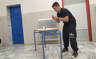 Αυτός είναι ο μαθητής του ΕΠΑΛ Τυρνάβου που έγινε viral – Στα διαλείμματα επισκευάζει τα θρανία