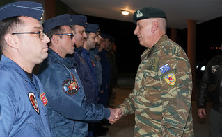 Ο Κωνσταντίνος Φλώρος με το προσωπικό των Μαχητικών READINESS και του SUPER PUMA της 130 Σμηναρχίας Μάχης