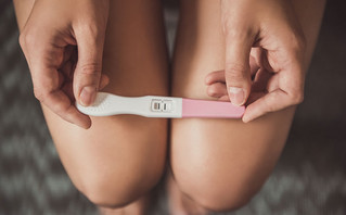 Γυναίκα κρατάει θετικό τεστ εγκυμοσύνης