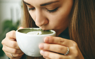 γυναίκα πίνει τσάι μάτσα