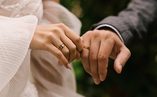 Χέρια παντρεμένου ζευγαριού