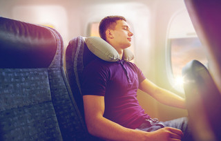 Άντρας κοιμάται στο αεροπλάνο