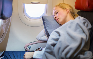 Γυναίκα κοιμάται στο αεροπλάνο