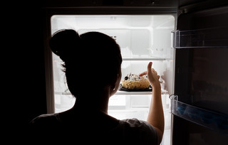 Γυναίκα τρώει τούρτα μέσα από το ψυγείο