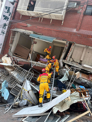 Τα τρομακτικά δευτερόλεπτα που ο σεισμός 7,5 Ρίχτερ χτυπά την Ταϊβάν