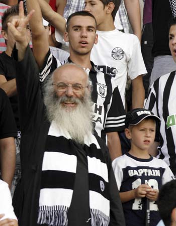 Τιμώρησαν ιερέα γιατί είναι οπαδός του ΠΑΟΚ