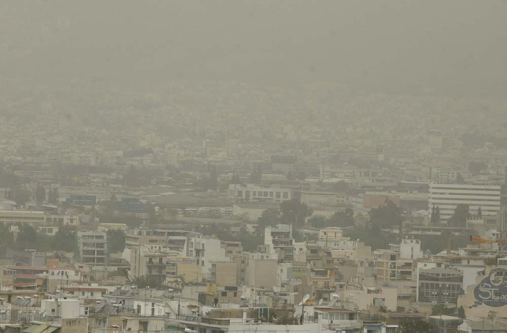 Πυκνό πέπλο ομίχλης κάλυψε το λιμάνι του Πειραιά