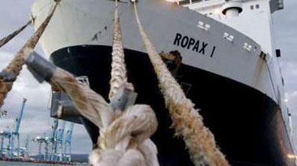 Παραμένουν δεμένα τα πλοία Ropax στην Κόρινθο