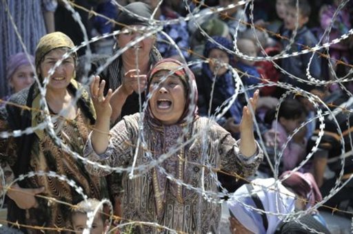Δεκάδες χιλιάδες πρόσφυγες στη Κιργιζία, ενώ η ένοπλη βία δεν υποχωρεί