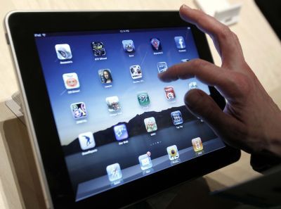 Πέταξε το συναξάρι κι έπιασε το… iPad