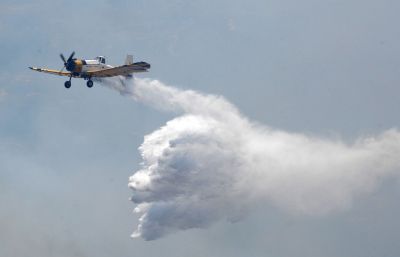 Οι ισχυροί άνεμοι δυσχεραίνουν την κατάσβεση