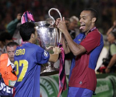 Τους κούνησε το μαντίλι…